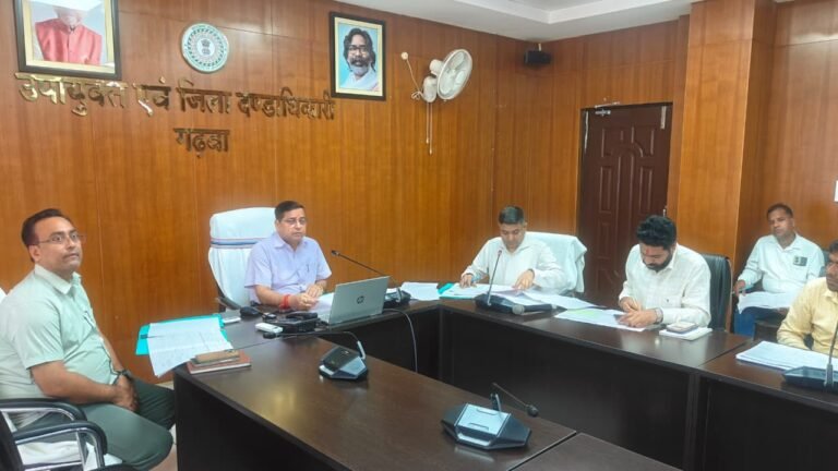 उपायुक्त ने विभिन्न परियोजनाओं की प्रगति की समीक्षा कर अधिकारियों को दिए समयबद्ध निष्पादन के निर्देश