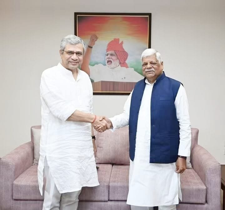 रेल मंत्री श्री अश्विनी वैष्णव से मुलाकात कर पलामू संसदीय क्षेत्र में रेलवे से जुड़ी विभिन्न महत्वपूर्ण परियोजनाओं,