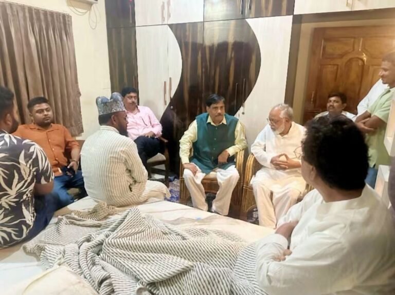 आशिक अंसारी&nbsp; की धर्मपत्नी के निधन पर विधायक सत्येंद्र तिवारी पहुंचे आवास