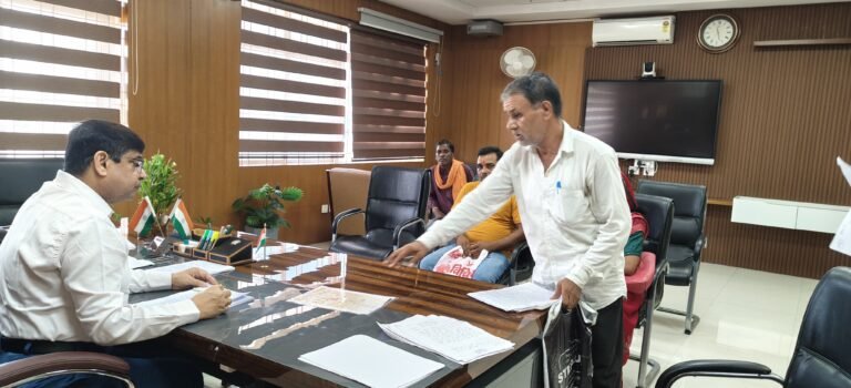 उपायुक्त ने जनसुनवाई के माध्यम से सुनी आमजनों की समस्याएं