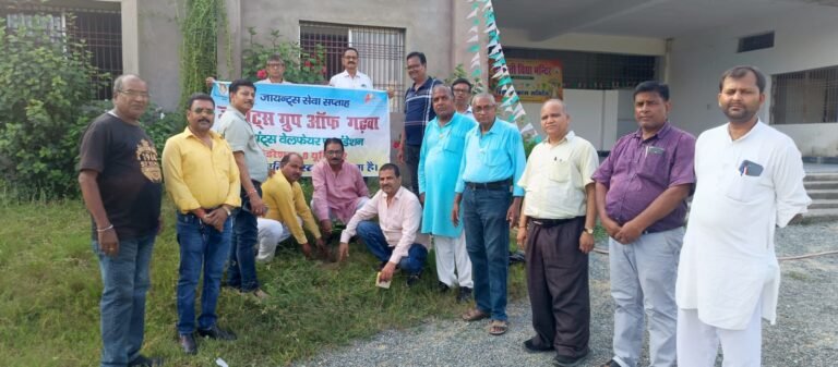 जायंट्स ग्रुप गढ़वा ने सरस्वती विद्या मंदिर में किया वृक्षारोपण